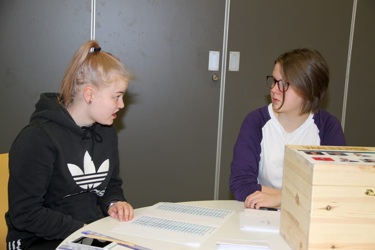 Pudasjärven Hirsikampuksen Nuorisovaaleissa Mira Turpeinen ja Tuulianna Tuohimaa toimivat aamusta äänestysvirkailijoina.
