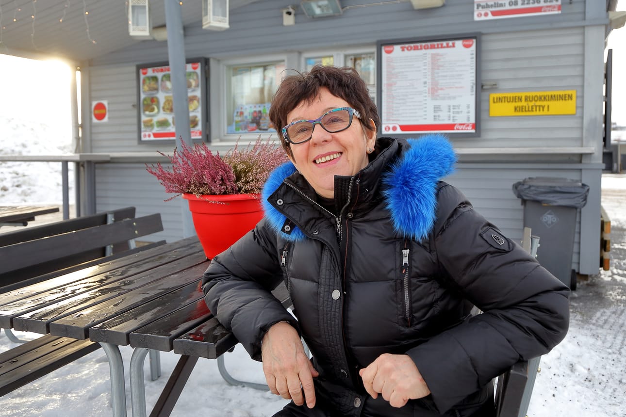Vuodesta 1976 grilliyrittäjänä työskennellyt Tarja ei ole kyllästynyt grilliruokaan, vaikka on tehnyt sitä yli 40 vuotta. – Loman jälkeen pitää heti saada kärkkäriä. Ja muusia syön pitkin päivää, Tarja sanoo.