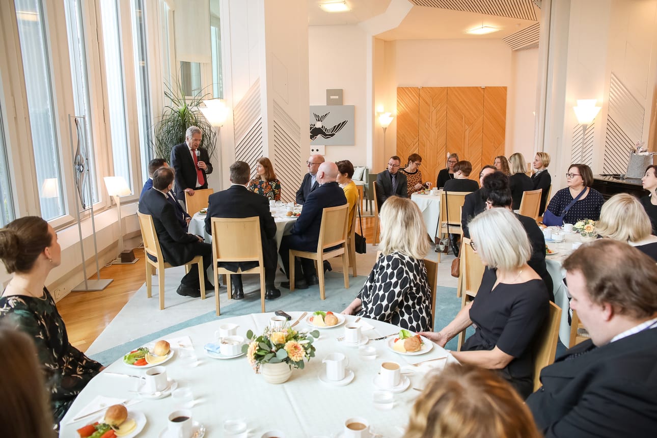 Paikallislehtien päätoimittajayhdistyksen 41 jäsentä vieraili presidentin luona Mäntyniemessä viime viikolla. Presidentti totesi, että hyvin harvoin paikalla on niin laajasti edustajia eri puolilta Suomea.