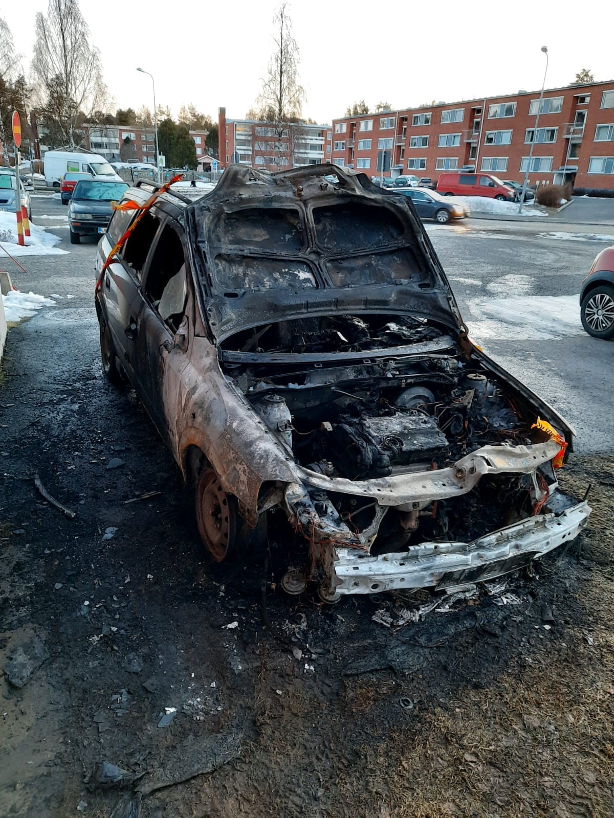 Tuli tuhosi henkilöauton kokonaan Kaukovainiolla sijaitsevan pienkerrostalon pihalla.