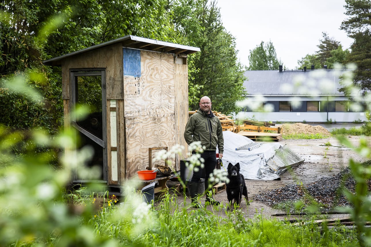 Valiosauna ry:n puheenjohtaja Riku Alasuutari esitteli Aino-koiran kanssa yhdistyksen varikkoa.