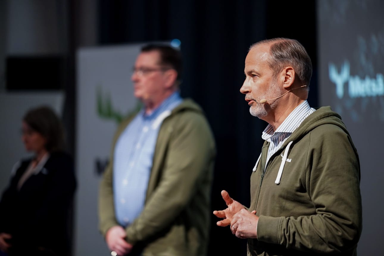 Metsä Groupin Kuura-tekstiilikuitutehtaan tehdassuunnittelun projektijohtaja Jari-Pekka Johansson (vas.) ja Metsä Springin toimitusjohtaja Niklas von Weymarn kertoivat tehtaan esisuunnittelusta Kemin kulttuurikeskuksessa viime viikon keskiviikkona pidetyssä yleisötilaisuudessa.