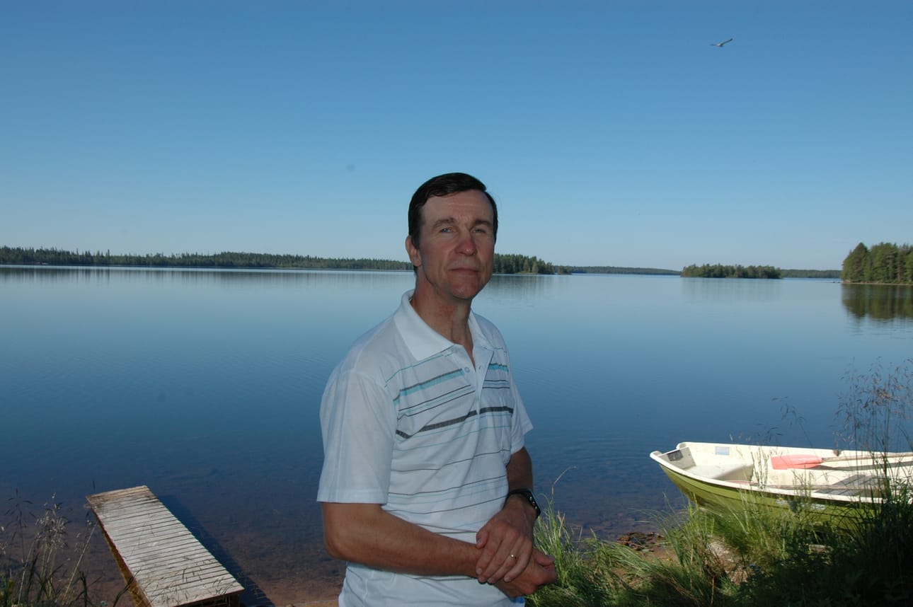 Seppo Linjakumpu kotirannassaan Vasaraperän Naatikkalahdella.