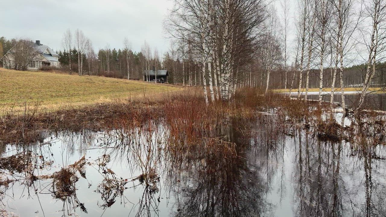 Tulvavesi katkaisi kirjaimelliaesti tien Koskisuvannontiellä Oulun Alakylässä.