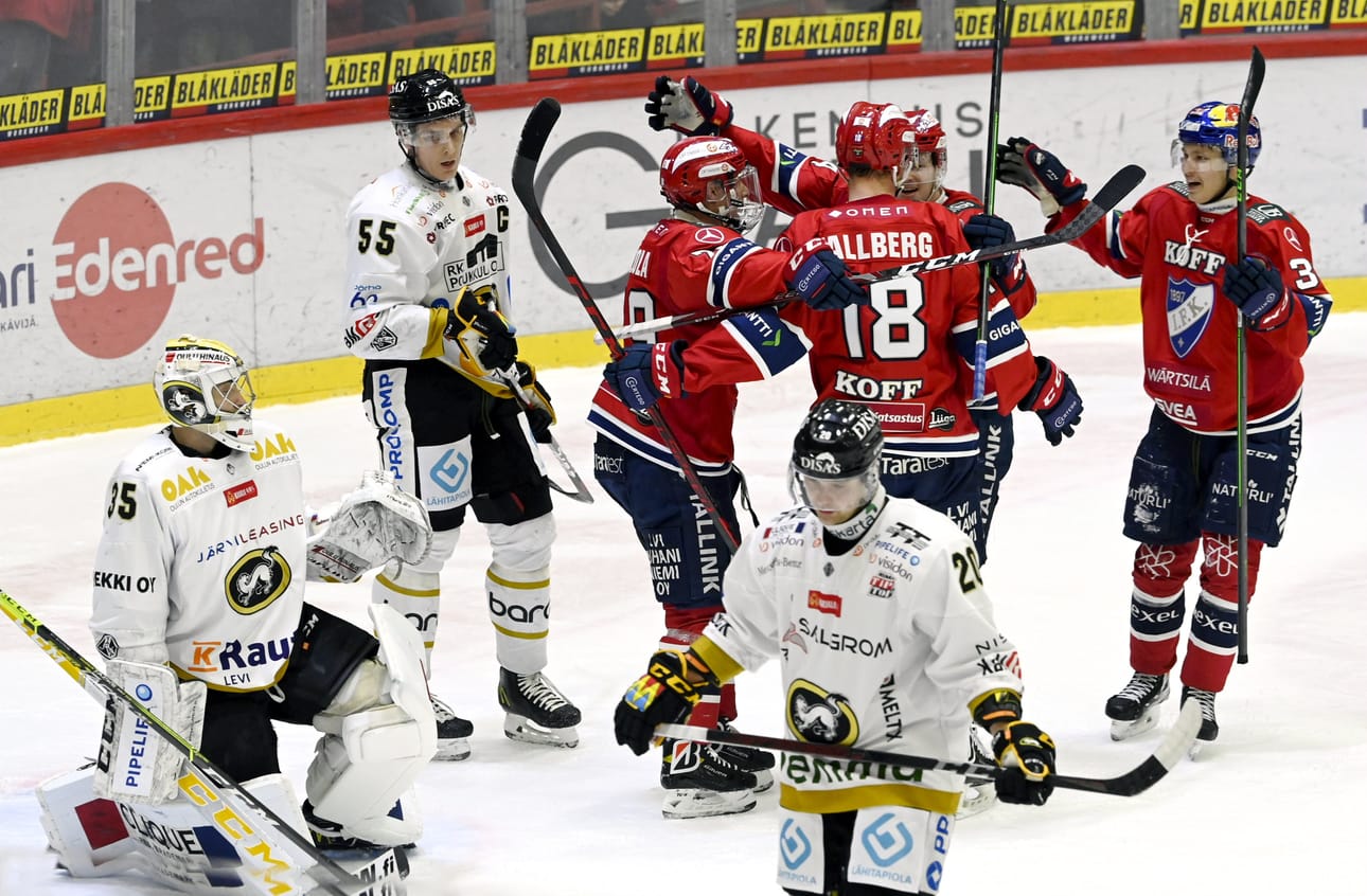 Stanislav Galimov, Atte Ohtamaa ja Aleksi Mustonen seuraavat vierestä, kun HIFK juhlii.