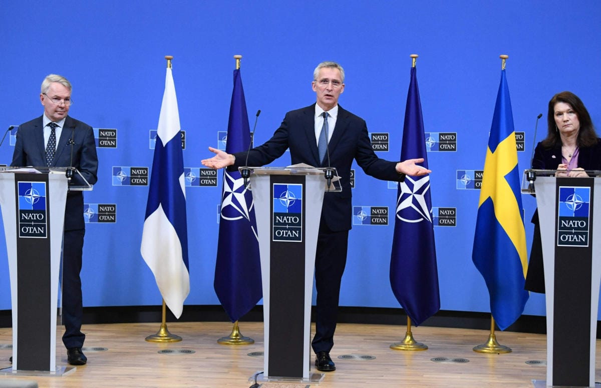 Suomen ulkoministeri Pekka Haavisto (vihr.) tapasi tänään sotilasliiton pääsihteerin Jens Stoltenbergin yhdessä ruotsalaiskollegansa Ann Linden kanssa. LEHTIKUVA/AFP