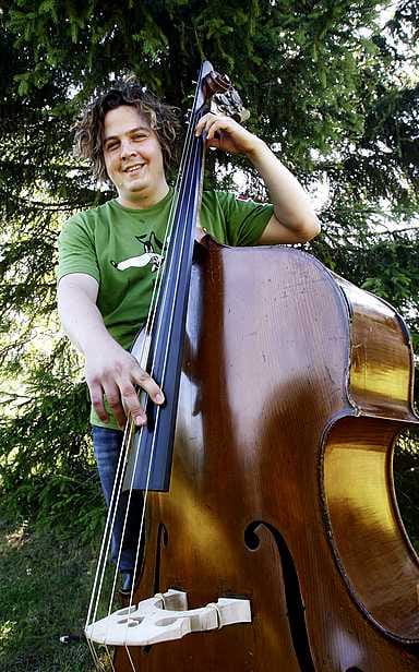 Kontrabasisti Jani Pensola aloitti musiikkiharrastuksen viulutunneilla 6-vuotiaana. Hän kuitenkin jätti jousen joskus tahallaan kotiin, ettei tarvitsisi soittaa. "Kun teini-iässä löysin kontrabasson, minua peloteltiin, että senkin kanssa täytyisi harjoitella jousella. Edes se ei laimentanut kiinnostusta instrumenttiin."