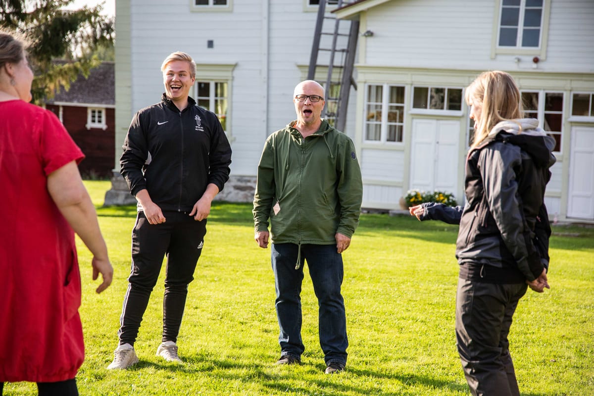 Hiirilimpun päiväkodin lastenhoitaja Juha Hiltusen mielestä lasten kanssa työskentelevien aikuisten olisi hyvä astua välillä oman mukavuusalueensa ulkopuolelle. "Lapset ovat luovia ja aina valmiita mihin tahansa. Ja ollaan me aikuisetkin, ainakin joskus oltu", hän naurahtaa.