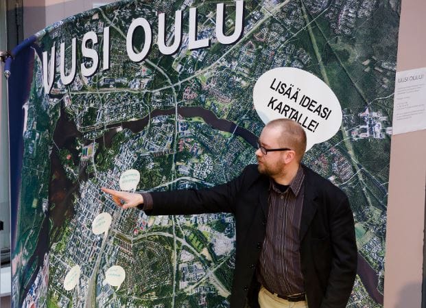Kaavoitusarkkitehti Jere Klami pohjustaa nuoria arkkitehtejä kolmipäiväisen suunnittelutyöpajan teemaan, jossa pohditaan erityisesti Oulun keskustan itäosien ja ratapiha-alueen kehittämistä. Yleisö voi osallistua työpajaan kertomalla omia ideoitaan.