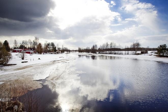 Kuvituskuva. Seinäjokelainen Juha Haapaniemi huomasi Nurmonjoessa "ison kalan" toisena pääsiäispäivänä. Kuva: Jaakko Elenius