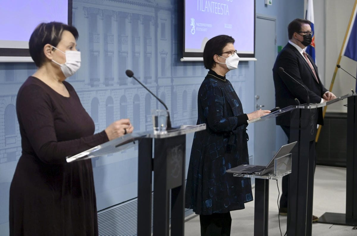 STM:n kansliapäällikkö Kirsi Varhila (vas.), STM:n strategiajohtaja Liisa-Maria Voipio-Pulkki ja THL:n johtaja Mika Salminen koronatilannekatsauksessa. LEHTIKUVA / VESA MOILANEN