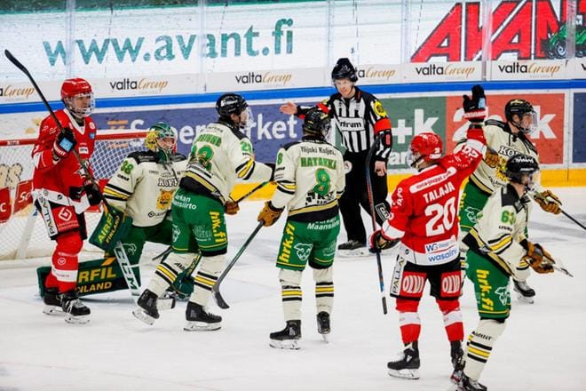Tässä tuulettaa 1–3-maaliaan Sport-hyökkääjä Roope Talaja. Osuma meni videotarkistukseen, mutta kauan sitä ei tarvinnut hyväksymiseen tarkastella. KUVA: JUKKA RITOLA/AAMULEHTI