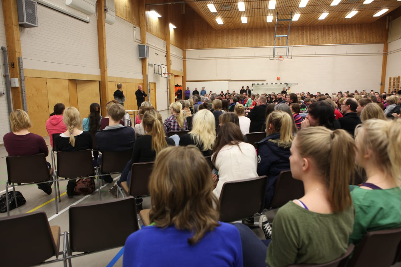 Ruukin yläkoulun liikuntasalissa järjestettiin infotilaisuus maaliskuussa, kun tilat pantiin sisäilmaongelmien vuoksi käyttökieltoon.