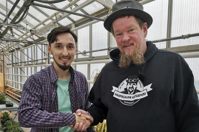 Jamin puutarhalla Kurejoella Ville Haapasaloa pääsi kättelemään puutarhuriopiskelija Maxim Tatulyan. Kuva: Järviseudun ammatti-instituutti