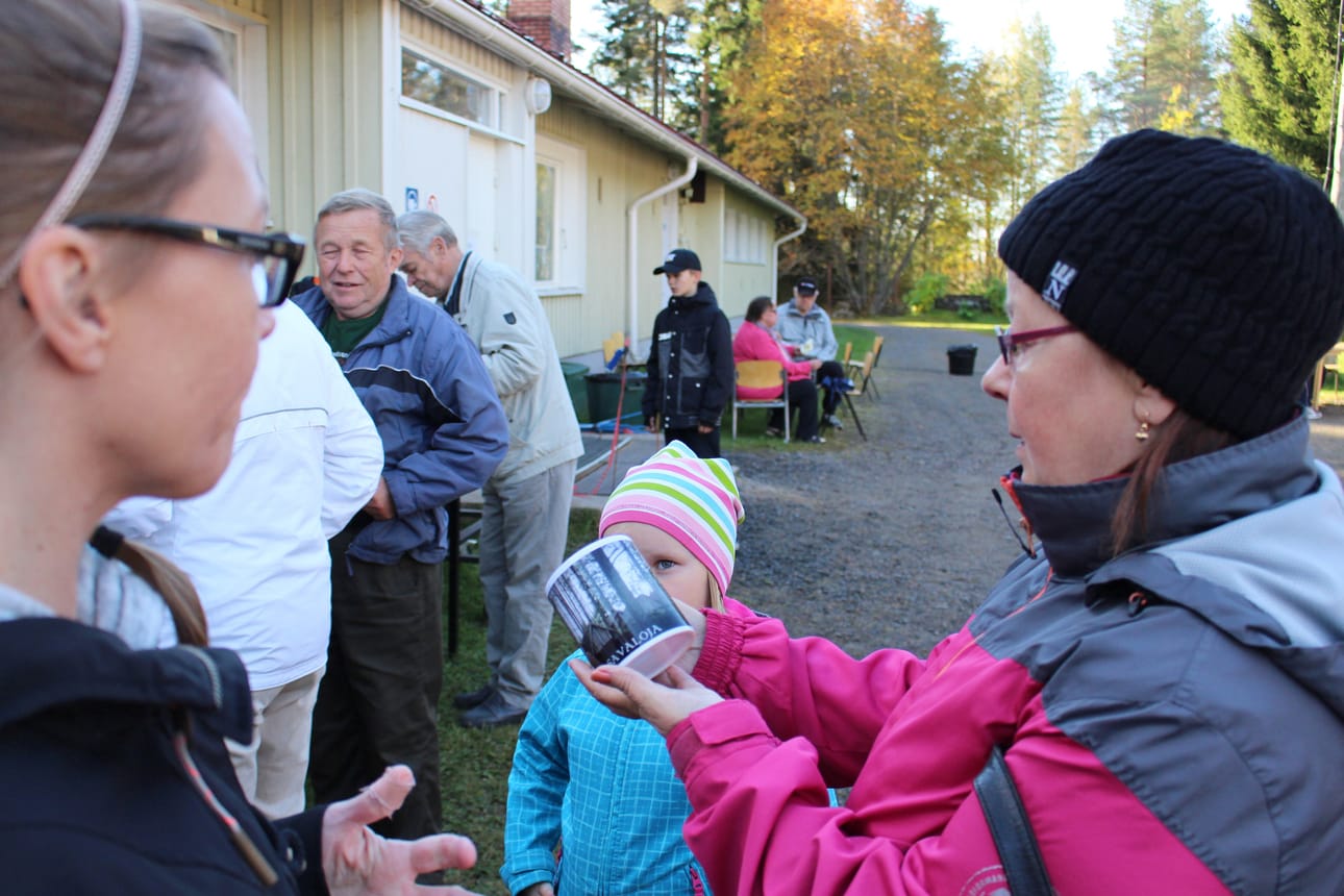 Savalojan kyläyhdistyksen puheenjohtaja Merja Karvosen esitteli Savaloja-mukia mukista kiinnostuneelle Helena Kankaalle.