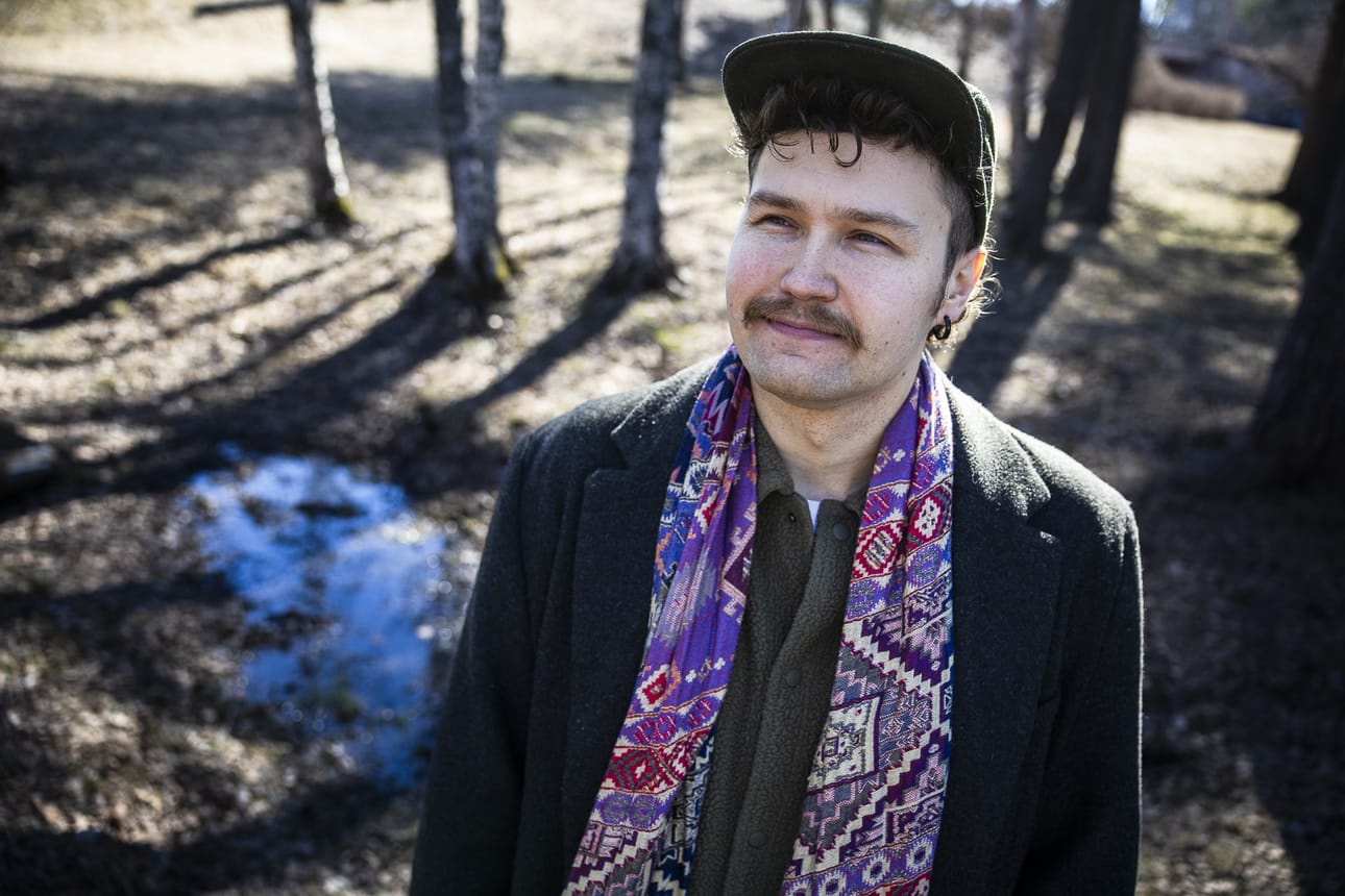 Matkailualalla työskentelevä Santeri Valkama löysi teatterin tekemisen jo lapsena harrastusryhmän kautta. Rakkaus lajiin on nyt kantanut harrastajavoimin toteuttavan Loimuspeksin ohjaajaksi.