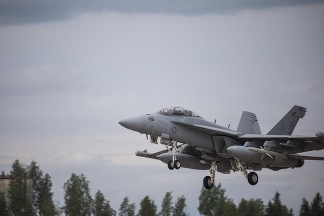 Yhdysvallat tarjoaa Suomelle jo kolmatta eri hävittäjää, kun Boeingin Super Hornetin kauppaan sisältyisi Tikkakoskella kesäkuussa nähty Growler-hävittäjä (kuvassa). KUVA: Jari Toivonen