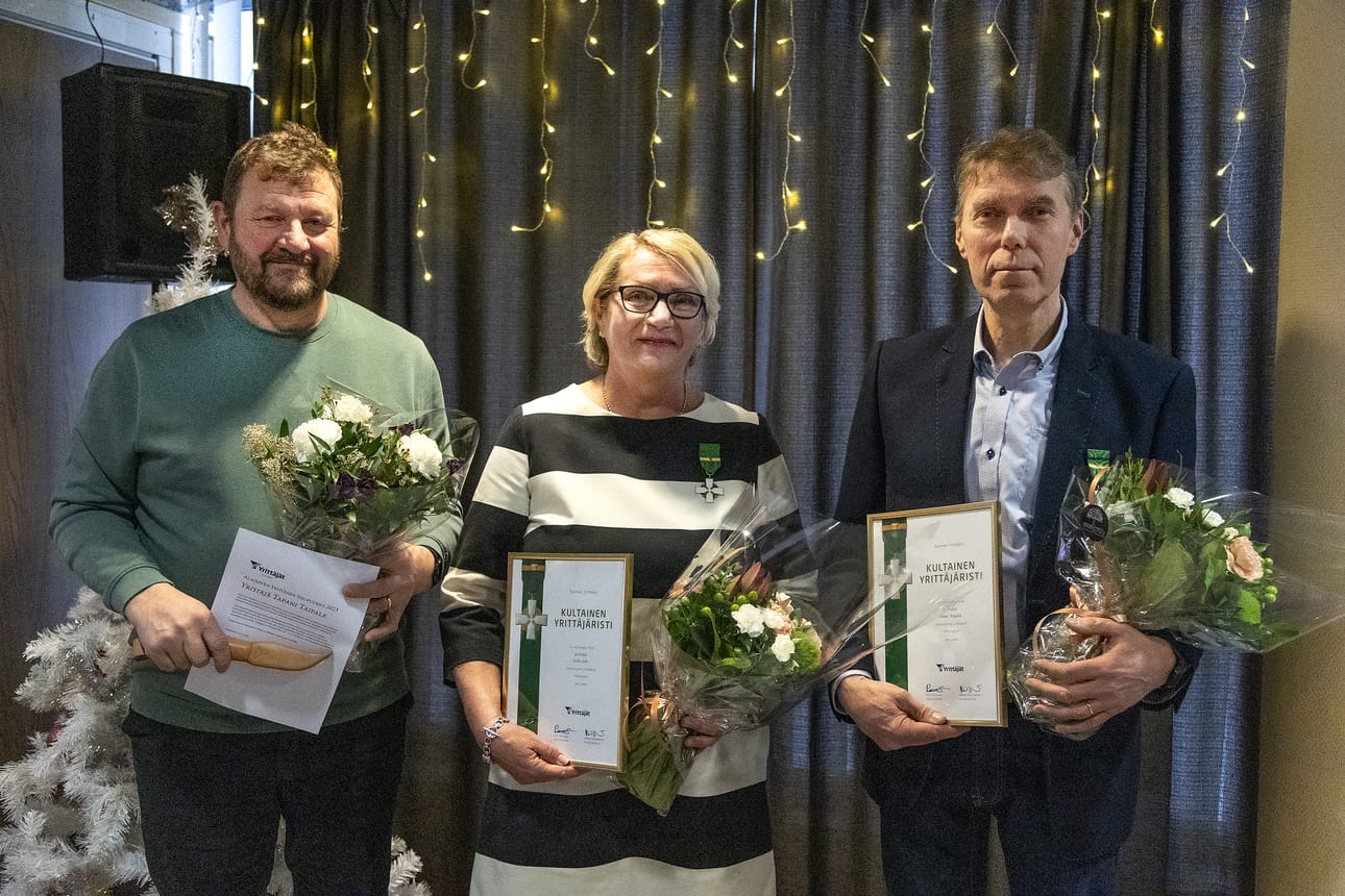 Kultaisen yrittäjäristin vastaanottivat Jouni Kujala (oik.) ja Sisko Salo. Toista kertaa jaettavan sisupuukon sai tänä vuonna Tapani Taipale.