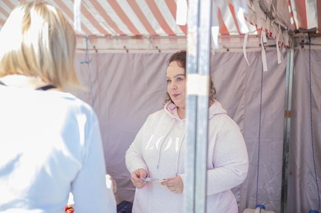 Iloinen mansikanmyyjä Riina Kauppila kertoo, että mansikoita on myyty jo hyvin. KUVA:SAMI PELTONIEMI