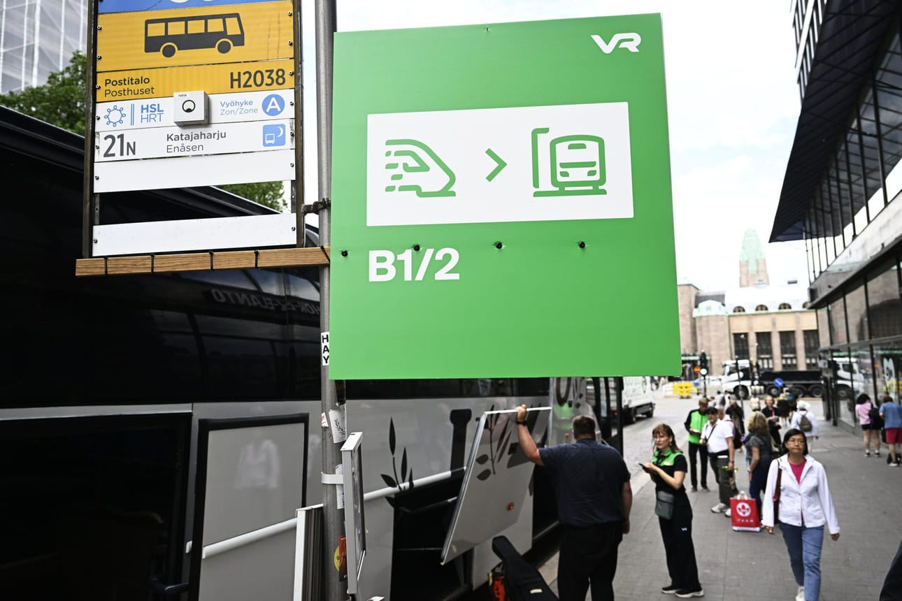 Katkoksen aikana Turun ja Helsingin väliä voi matkustaa ratatyöbussin ja junan yhdistelmällä, ratatyöbussilla väliasemien kautta tai nopeammalla ratatyöbussilla. LEHTIKUVA / Vesa Moilanen