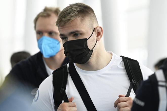 Elias Kuosmanen astelee olympiamolskille varhain sunnuntaiaamuna. Kuva: Vesa Moilanen / Lehtikuva