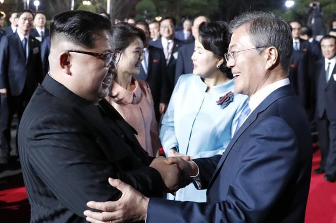 Pohjois-Korean presidentti Kim Jong-un (vas) ja Etelä-Korean presidentti Moon Jae-in tapasivat perjantaina. Presidentit ilmoittivat muun muassa, että maat aikovat solmia rauhansopimuksen vielä tämän vuoden aikana. KUVA: Korea Summit Press Pool / EPA
