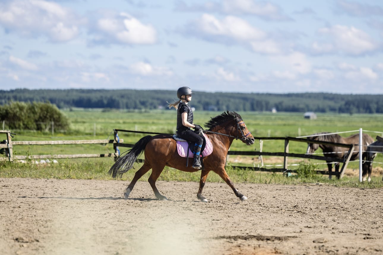 Ratsastuskoulutoiminta vaatii volyymia. Kuvassa Lilian Rauhala ja Ramona-poni.