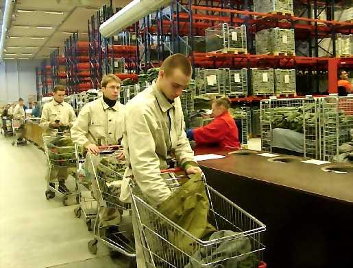 Kuvassa Kainuun prikaatin varusmiehiä varusvarastolla.