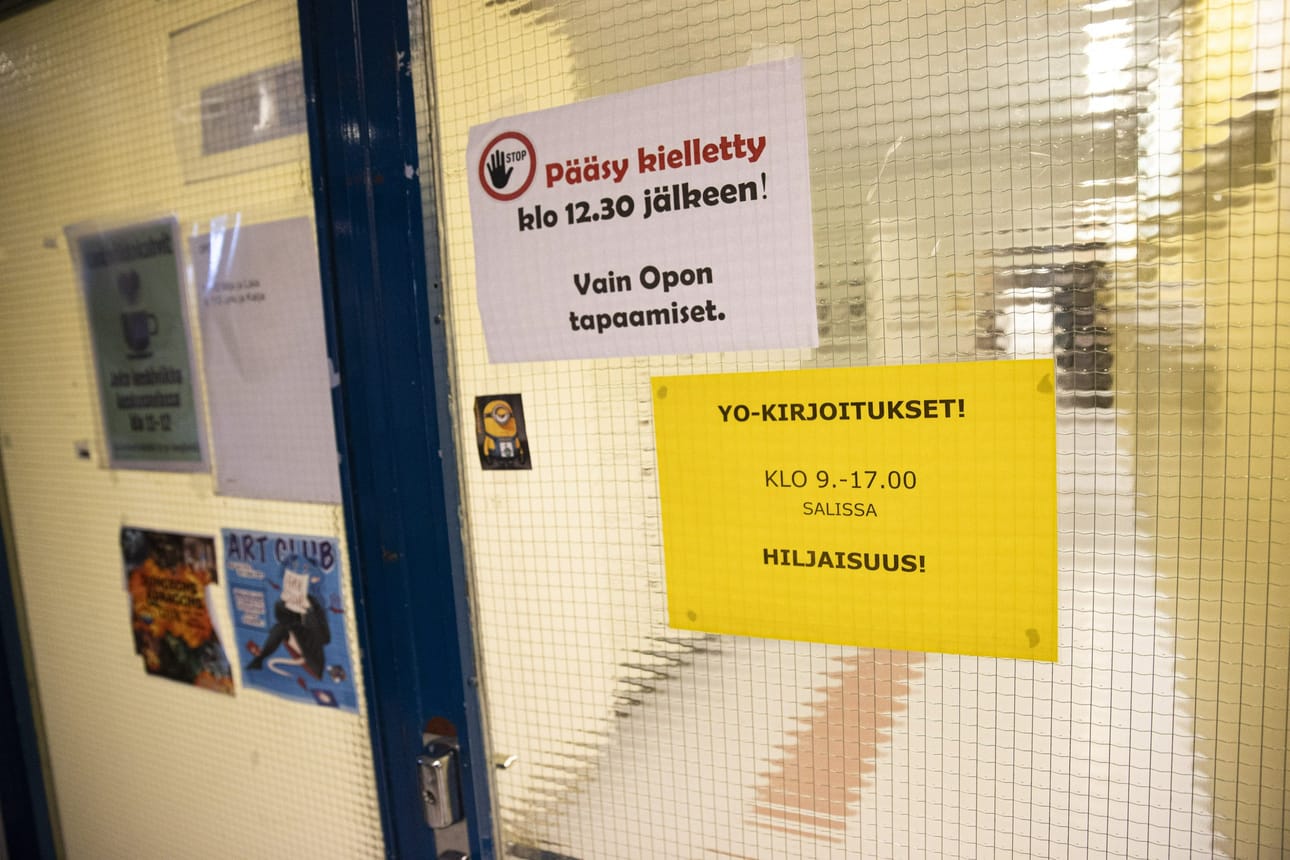 Yhteensä noin 8 580 kokelasta on ilmoittautunut suorittamaan tänään alkavia äidinkielen kokeita. LEHTIKUVA / Antti Hämäläinen