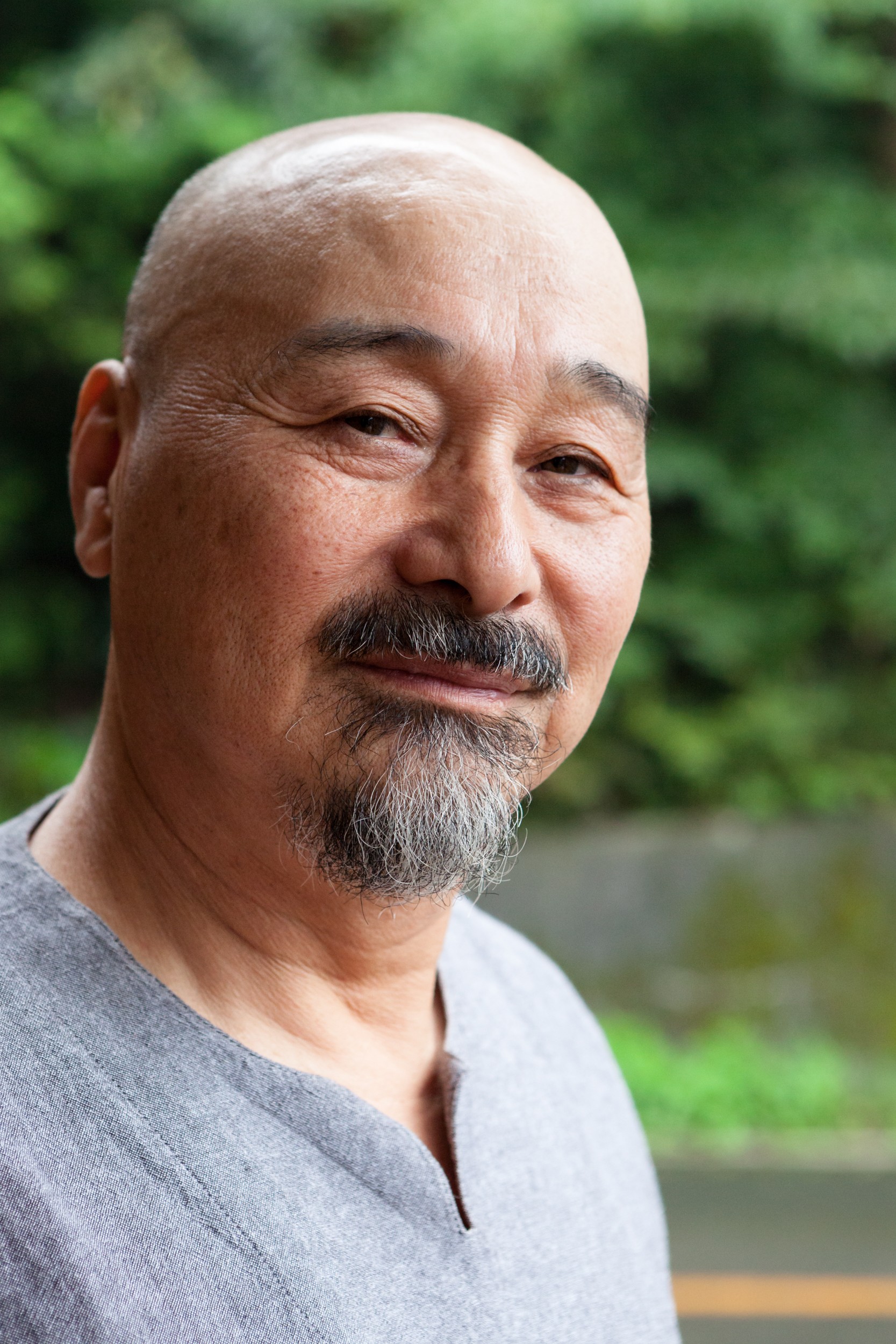 Isami Furuta perusti Konohana Familyn vuonna 1994, Japanin nopean talouskasvun jälkeen. Yhteiskunnan ongelmat johtuvat rahan arvostamisesta, hän sanoo.