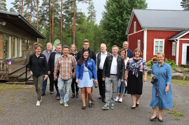 Kuntien ja yrittäjien edustajia kokoontui Lauhaan Isojoelle iloitsemaan saavutetusta Geopark-asemasta. KUVA: TAUNO RIIHILUOMA