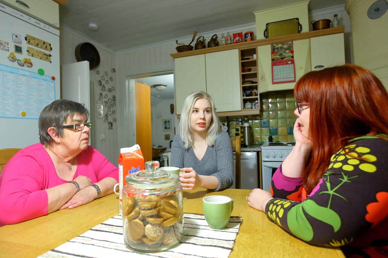 Onnellisen Suomen onnelliset asukkaat Ulla, Pinja ja Riikka toteavat, että kun on syöty ja tiskattu ja saa vain olla, on sekin onnea. Mutta onko edelleen lottovoitto syntyä Suomeen? – On se. 5 oikein ja lisänumero, Ulla summaa.