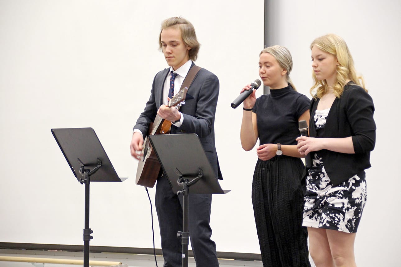 Akseli Ahonperä, Niina Arvio ja Maiju Hekkala esittivät kappaleen Linnuton puu.