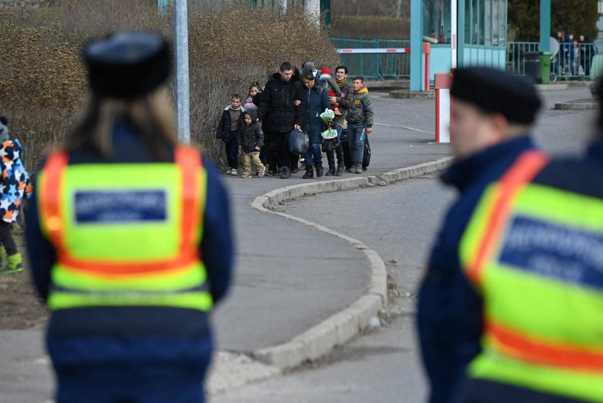 Sotaa paenneita saapumassa Ukrainasta Unkarin puolelle Tiszabecsiin sunnuntaina. Lehtikuva/AFP