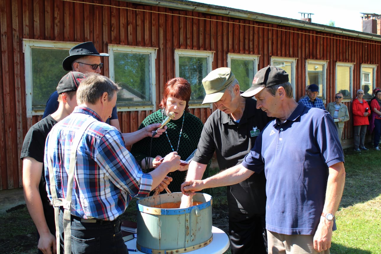 Toukosiunauksessa oikealta Jorma ja Raimo Kahila, kappalainen Mari Jussi-Pekka , Eläkeliiton Oulaisten varapuheenjohtaja Tapani Sipilä, Mika ja Rauno Kyröläinen.