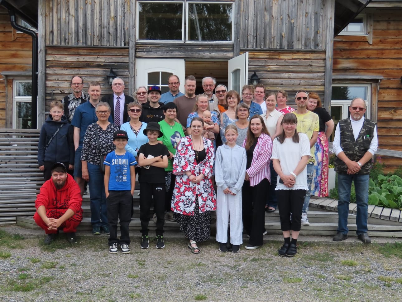 Vääräniemet kokoontuivat tutkimaan, keitä ollaan ja mistä tullaan. Suvun historia kiinnosti kaikenikäisiä.