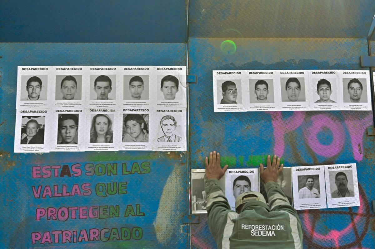 Kateissa olevien ihmisten valokuvia kiinnitettyinä aitaan Mexico Cityssä. LEHTIKUVA / AFP