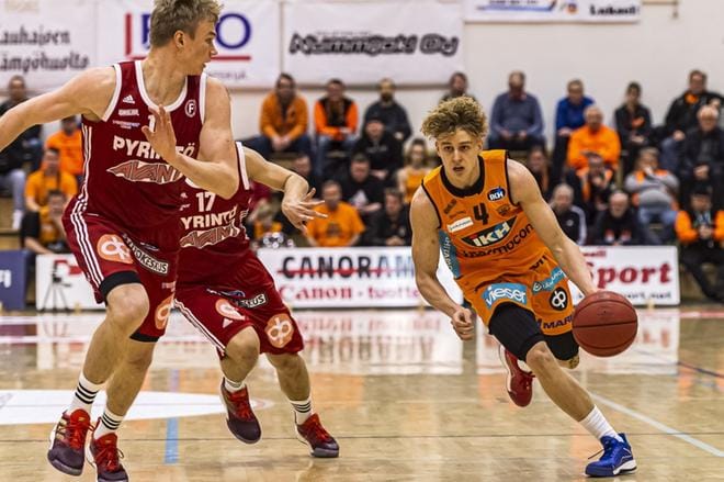 Pyrinnön Panu Peltokangas (vas.) varjosti Karhu Basketin Thomas Vehmasta. KUVA: ERKKI HAUTAVIITA