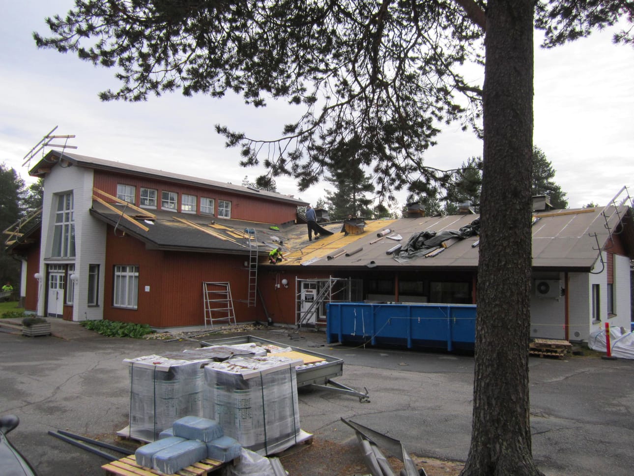 Parhaillaan meneillään oleva seurakuntatalon vesikatteen korjaus ja yläpohjan eristeiden vaihtaminen on mittava remontti, jonka kustannukset nousevat noin 80 000 euroon.