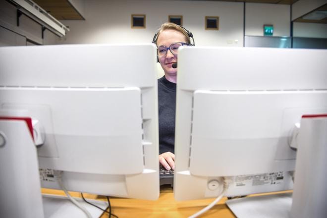 Ylipäivystäjä Hannah Salo kertoo turvautuneensa tulkkiin muutamia kertoja noin 15-vuotisen uransa aikana. Salo osaa itse viittä kieltä. Tekstiviestit ovat hänestä toimiva konsepti, jos puhetta ei ole käytössä. KUVA: Riitta Salmi