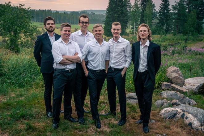 Tanssin tähdet -gaalassa palkittiin vuoden 2021 tanssiorkesterina Komiat, jonka solisti on Alajärveltä kotoisin oleva Aleksi Yli-Sissala. Komiat voitti sarjansa jo kolmannen kerran. KUVA: VALTTERI KOPONEN