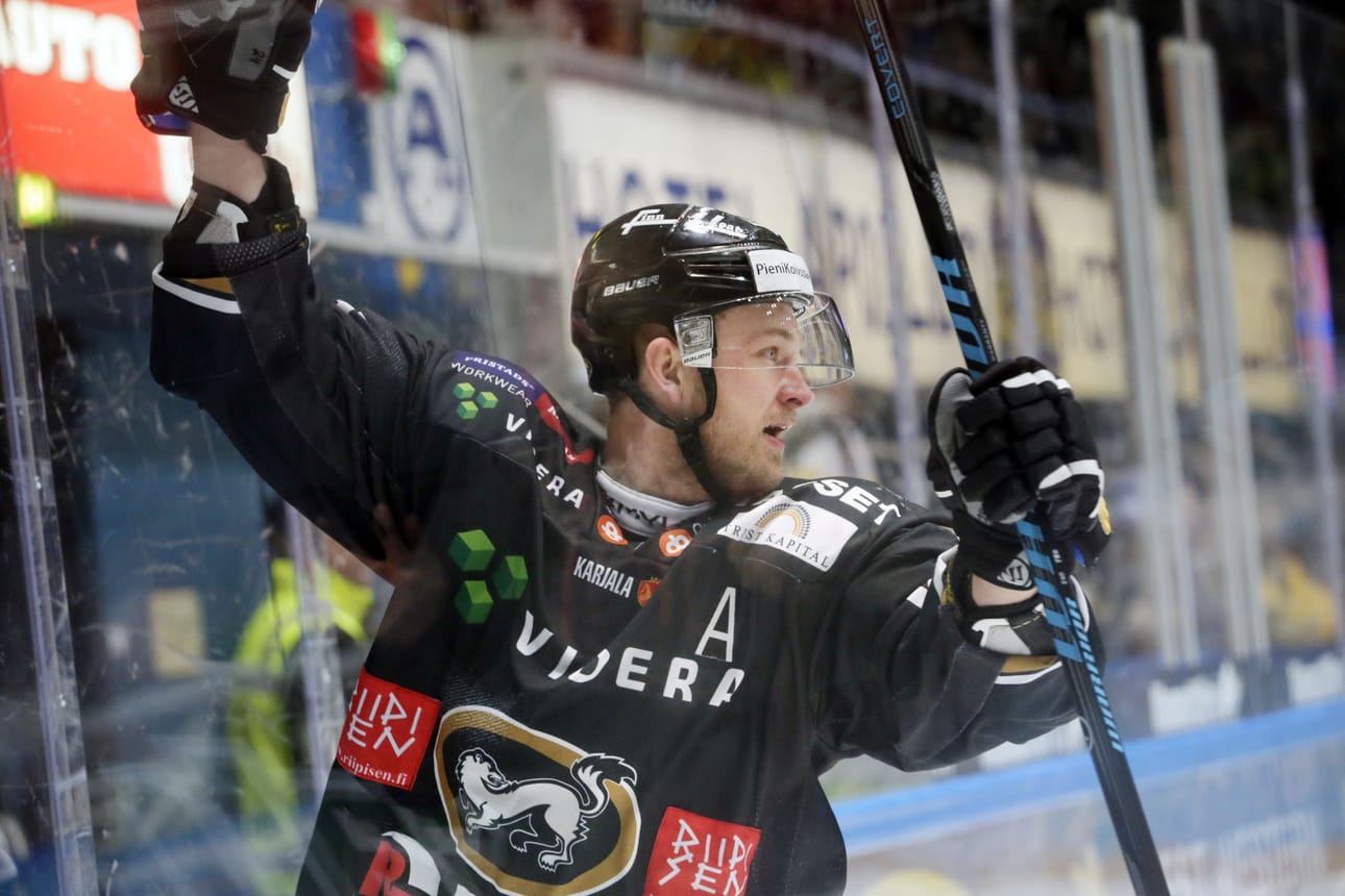 Jari Viuhkola väläyttää vielä kertaalleen pelitaitojaan jäällä.