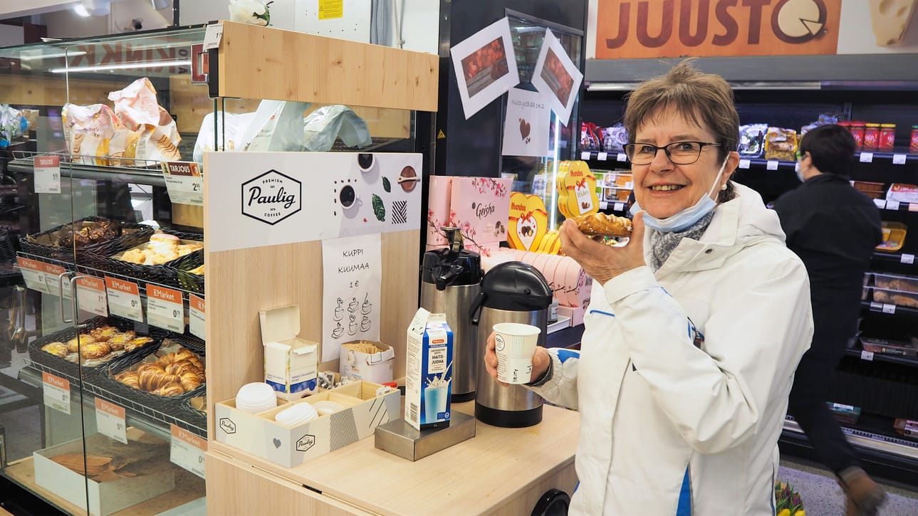 K-Market Muurolassa voi nauttia myös pullakahvit. Niin tekee myös vakioasiakas Kaisa Oinas. – Tänne on aina mukava tulla, yksin tai lastenlasten kanssa. Paljon on muuttunut uusien kauppiaiden myötä.