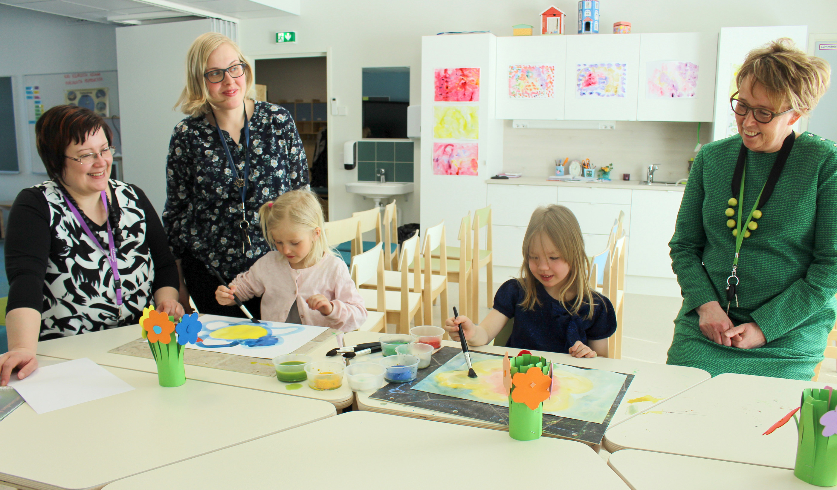 Uudet tilat ihastuttivat avoimien ovien päivässä vierailleita kyläläisiä, mutta kiitosta antavat myös esikoulussa työskentelevät Johanna Saaranen, Hanna Knuutinen ja Raija Antikainen  Elmiinan ja Ingan taidehetken seuraamisen lomassa.