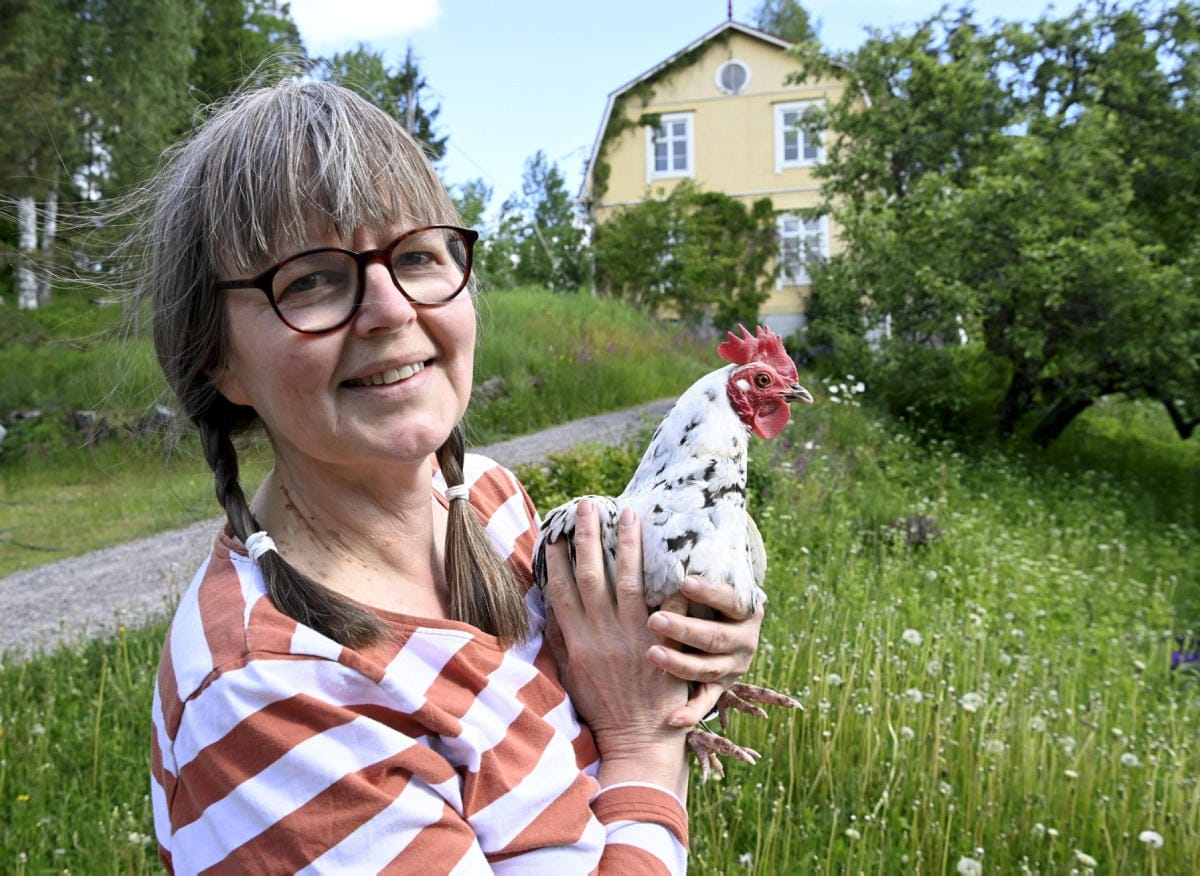 Suomen eläinsuojelu ry:n eläinsuojeluneuvoja Marika Tudeer uskoo, että yleensä kesäkanojen hankkijat ajattelevat toimivansa oikein, mutta aina asioita ei osata ajatella eläimen näkökulmasta. LEHTIKUVA / MARKKU ULANDER