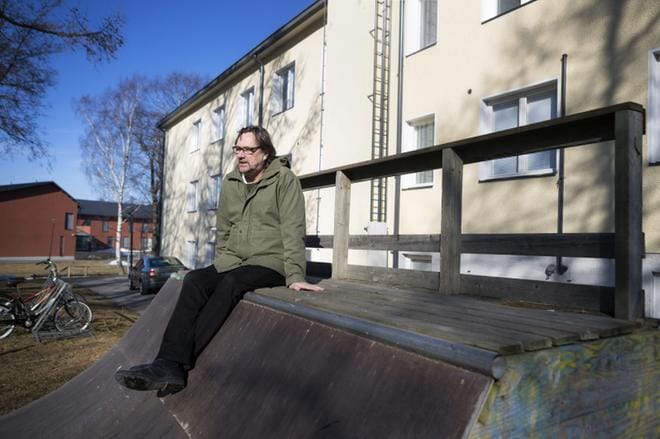 Monelle nuorisokodissa kasvaneelle on vaikeuksista huolimatta käynyt elämässä lopulta hyvin. Heillä on myös hyviä muistoja nuorisokodista. Harri Moisio johti taustalla näkyvää Kustaalan nuorisokotia Vaasassa 30 vuotta ajatuksella, että alkoholistin lapsesta ei tarvitse tulla alkoholistia. KUVA: Jarno Pellinen