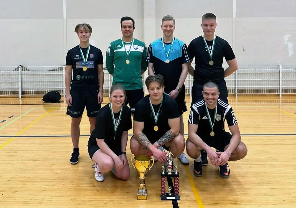 Johan Lamberg (takarivi vas.) , Juho Kuivila, Ville Kankaanpää, Ossi Lahti Maiju Kuivila (eturivi vas.), Tatu Ihanamäki, Aapo Kuivila ja kuvasta puuttuvat Matias Lammi kävivät poimimassa voittajajoukkueelle kuuluvan kiertopalkinnon talteen.