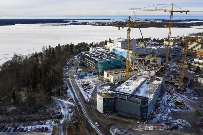 Vaasan keskussairaalan suurin yksittäinen urakka on lähes 150 miljoonaa euroa maksava H-talo. Ainakaan toistaiseksi koronapandemia ei ole viivästyttänyt jättimäistä rakennusurakkaa. ARKISTOKUVA: JARNO PELLINEN