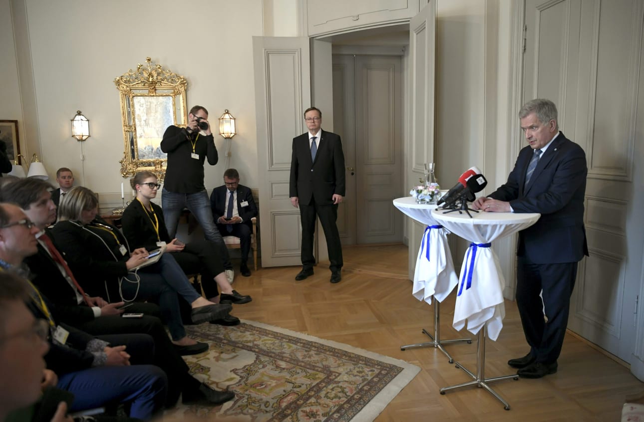 Presidentti Sauli Niinistö pitämässä lehdistötilaisuutta Tukholmassa.