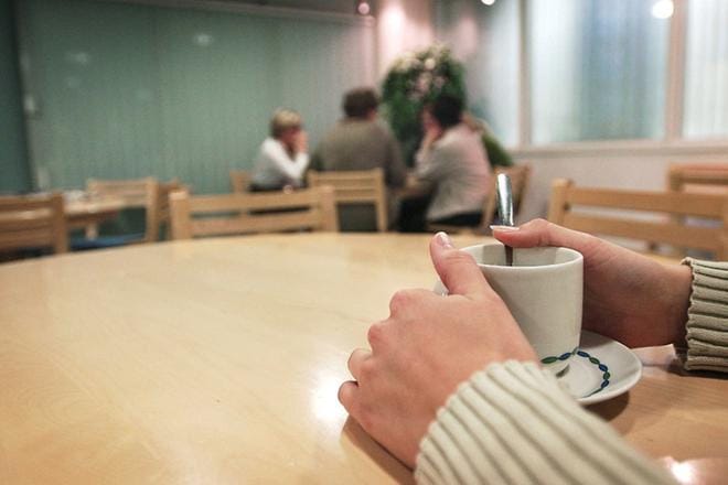 Yksin pärjäämisen kulttuuri paitsi luo väistämättä itsekeskeisyyttä ehkä jopa narsismiin asti, se myös voidaan liittää uupuviin ihmisiin ja mielenterveyskriisiin, kirjoittaa Helena Kallio.